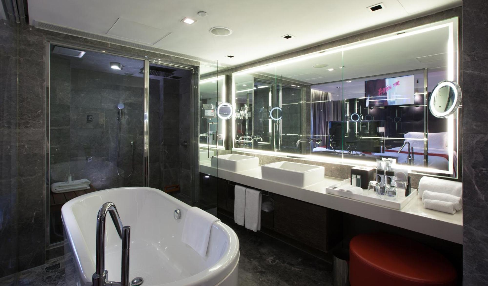 Hotel The Mira 5*